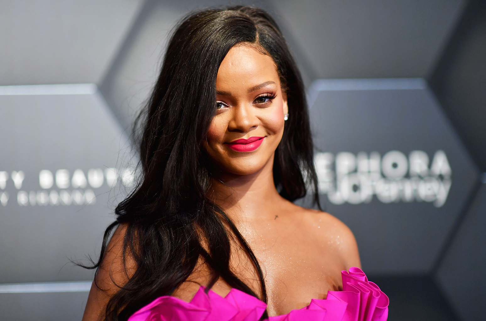 Rihanna seeks to assist citizens in Bahamas