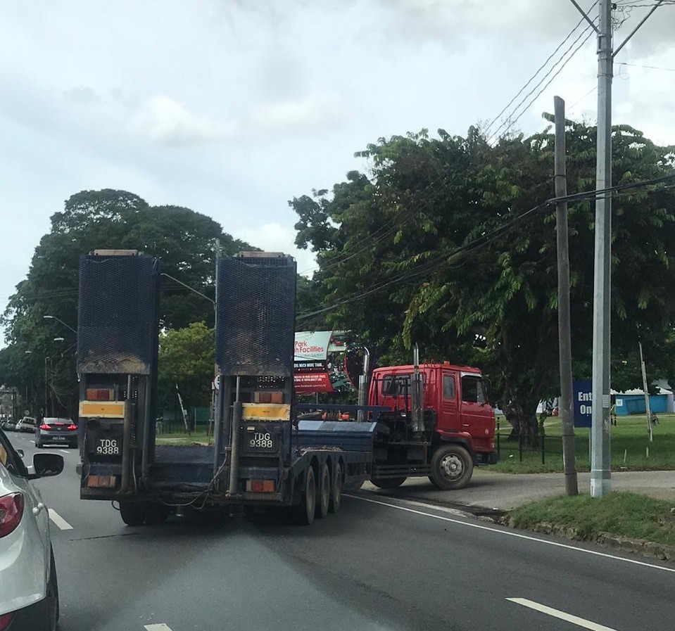 Stalled trailer causes QPS traffic