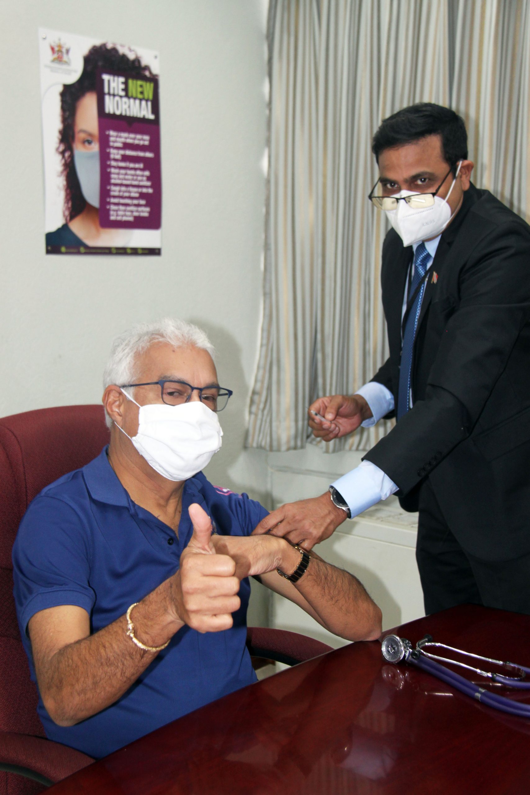 Health Minister gets vaccinated against the Influenza virus