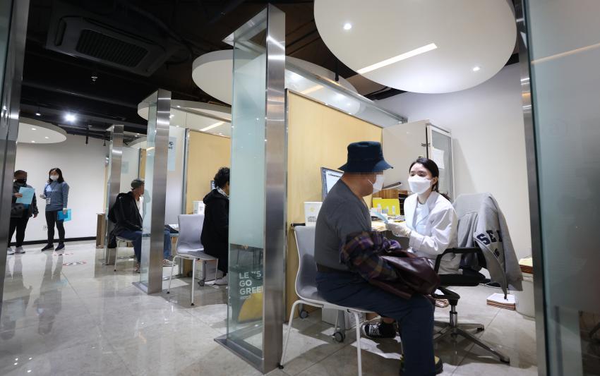 S. Korea Continues Flu Vaccinations, Despite Rise in Suspected Deaths