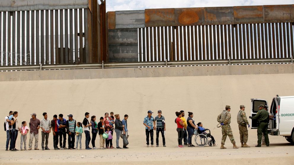 U.S. authorities recorded 1,000 unaccompanied migrant children in six days