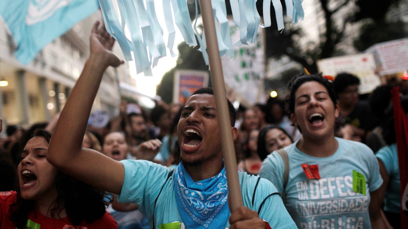 Covid-19 Vaccine Race Sparks Political Fight in Brazil