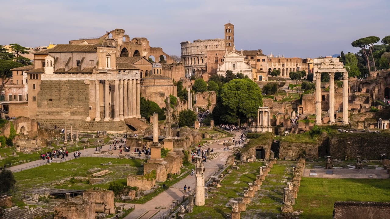US Tourist Who Stole Roman Ruins as Gift for Her Boyfriend, Apologizes