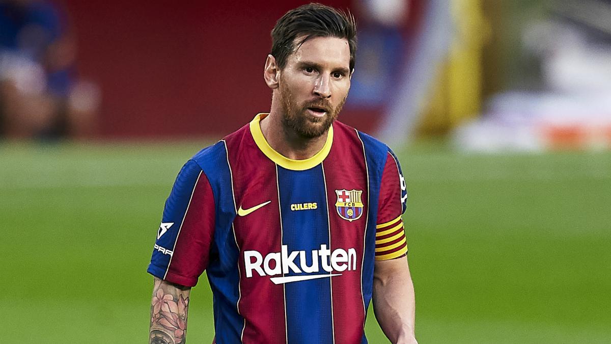 Messi takes a pay cut and agrees to stay at Barcelona