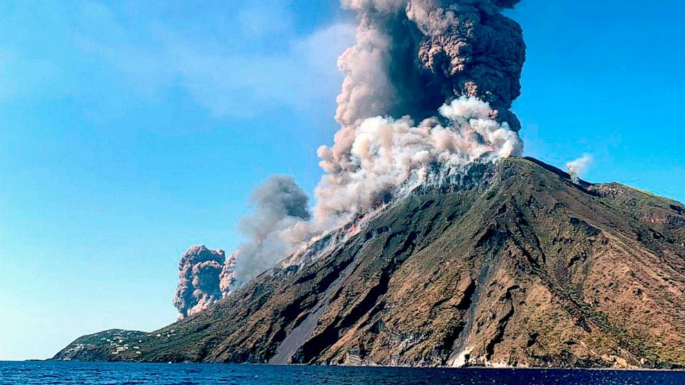 Huge Eruption of Italian Volcano Sends Ash Hundreds of Feet into the Air