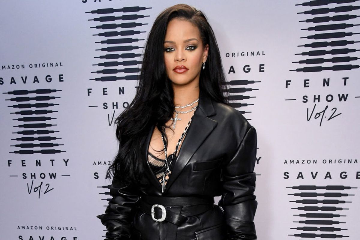Rihanna: “It was weird being named a billionaire-People started texting me for money”