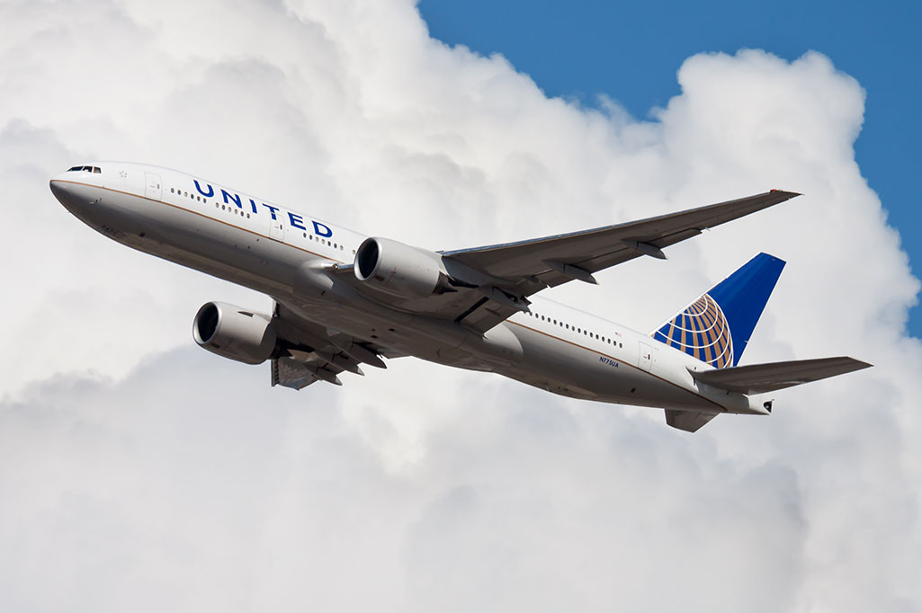 Man with COVID-19 Symptoms Dies on United Airlines Flight