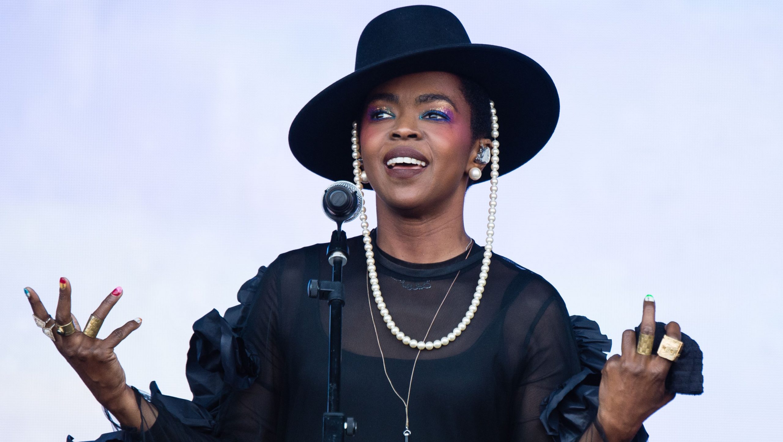 WATCH: Lauryn Hill responds to her tour tardiness; tells fans “Y’all lucky I make it”