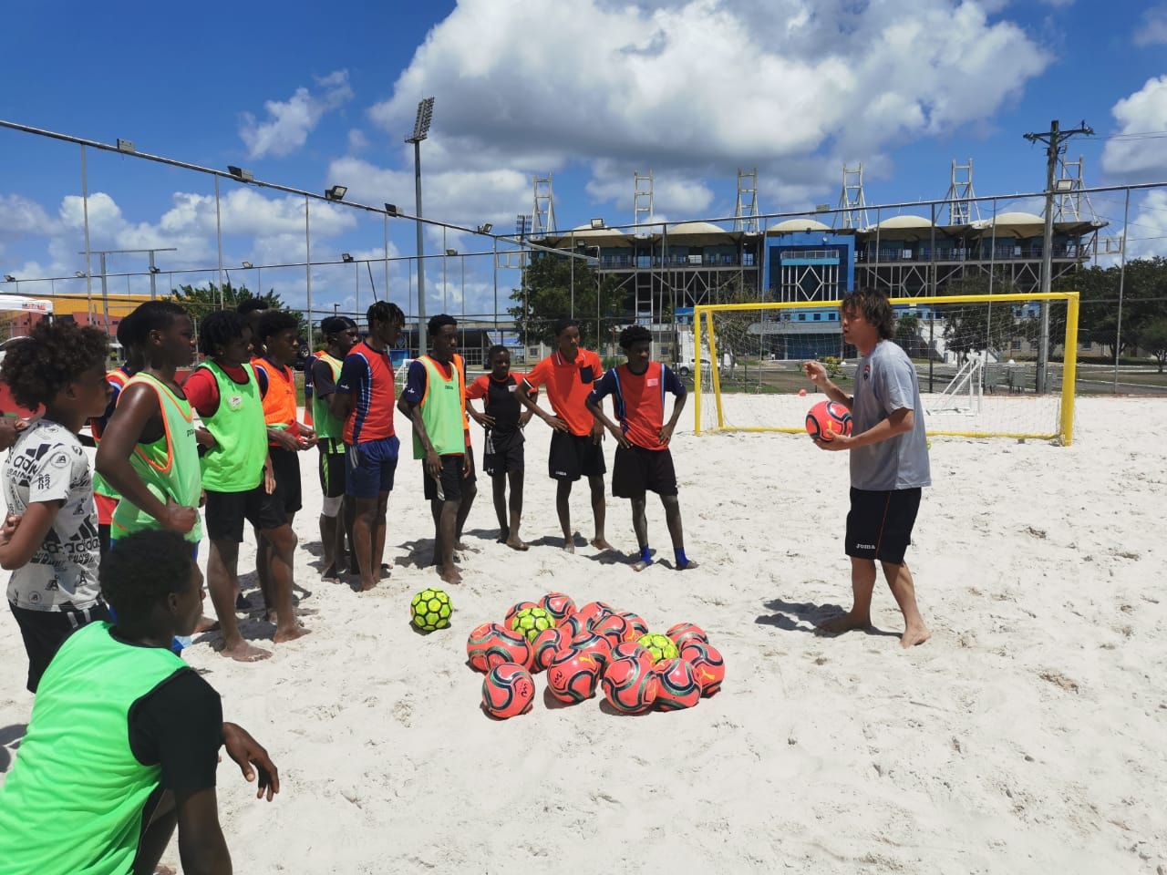 15 children treated to the fundamentals in Beach Soccer