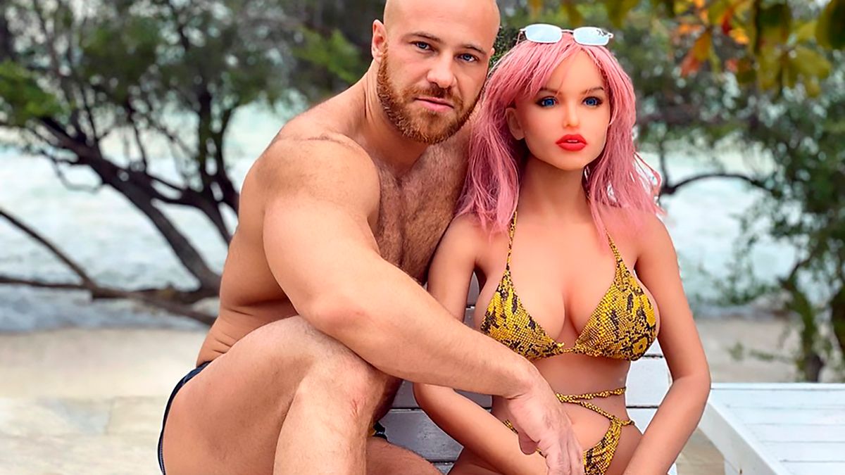 Bodybuilder Divorces Sex Doll Wife, Cheats With Doll Called 'Lola&apos...