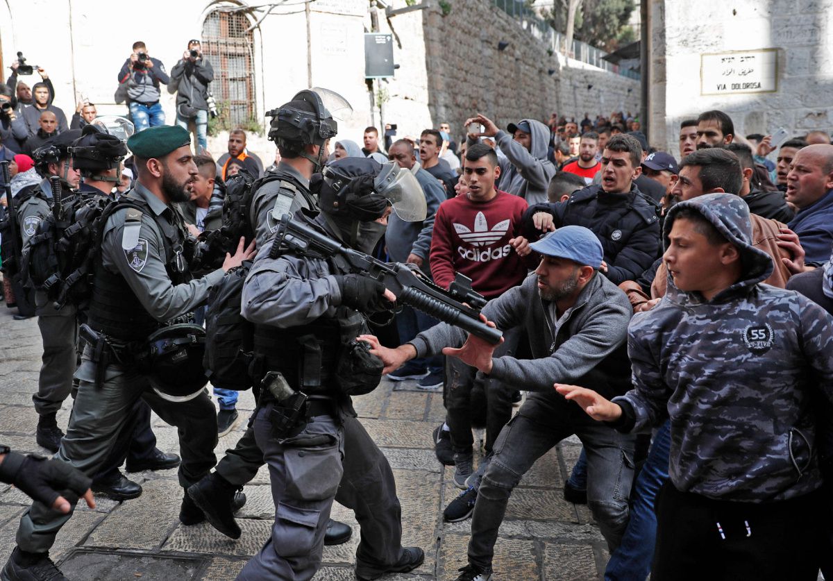 Israeli Police Clash with Palestinian Crowd in Jerusalem