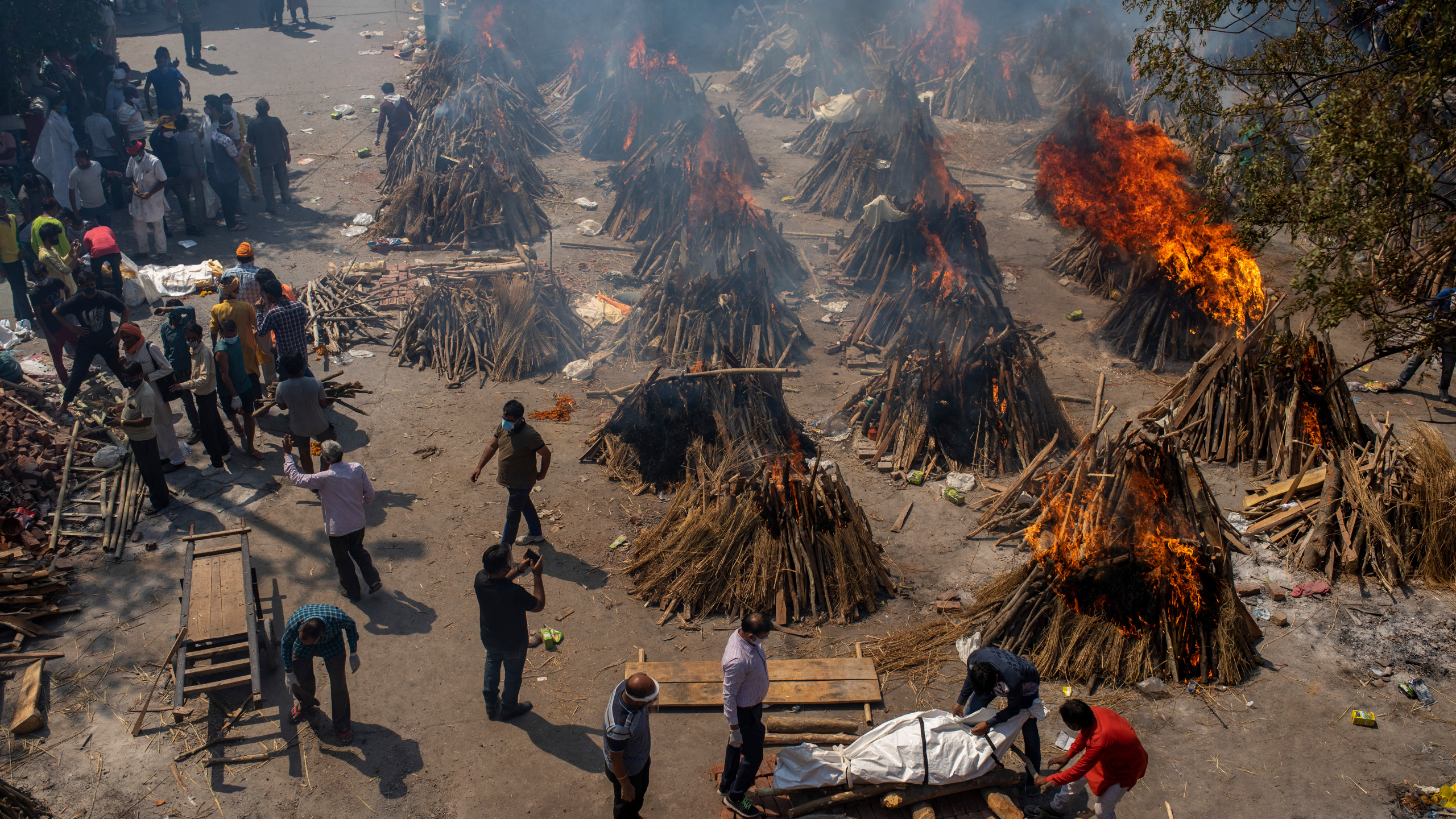 India running out of space for cremations with COVID deaths on high