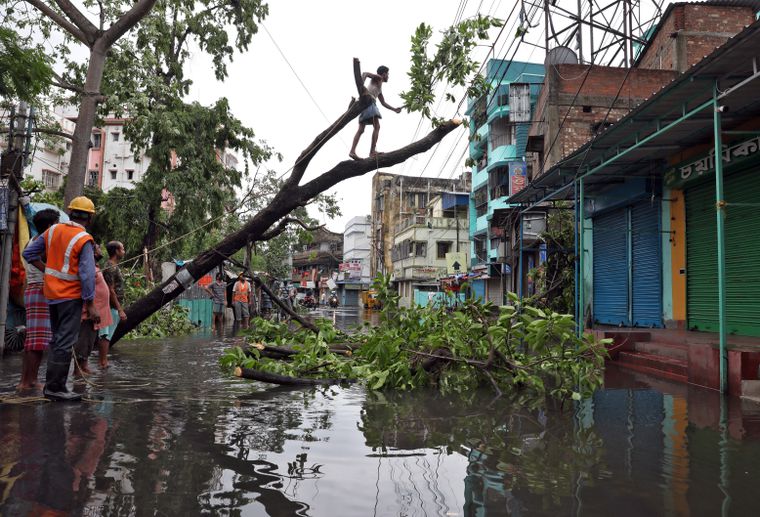 Violent Cyclone Bears Down on COVID-Troubled India