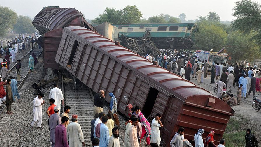 40 dead and dozens more injured in train collision in Pakistan
