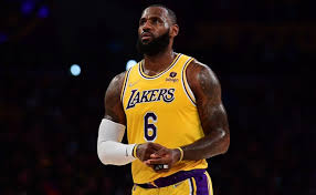 LeBron James back on the court after testing negative for COVID-19