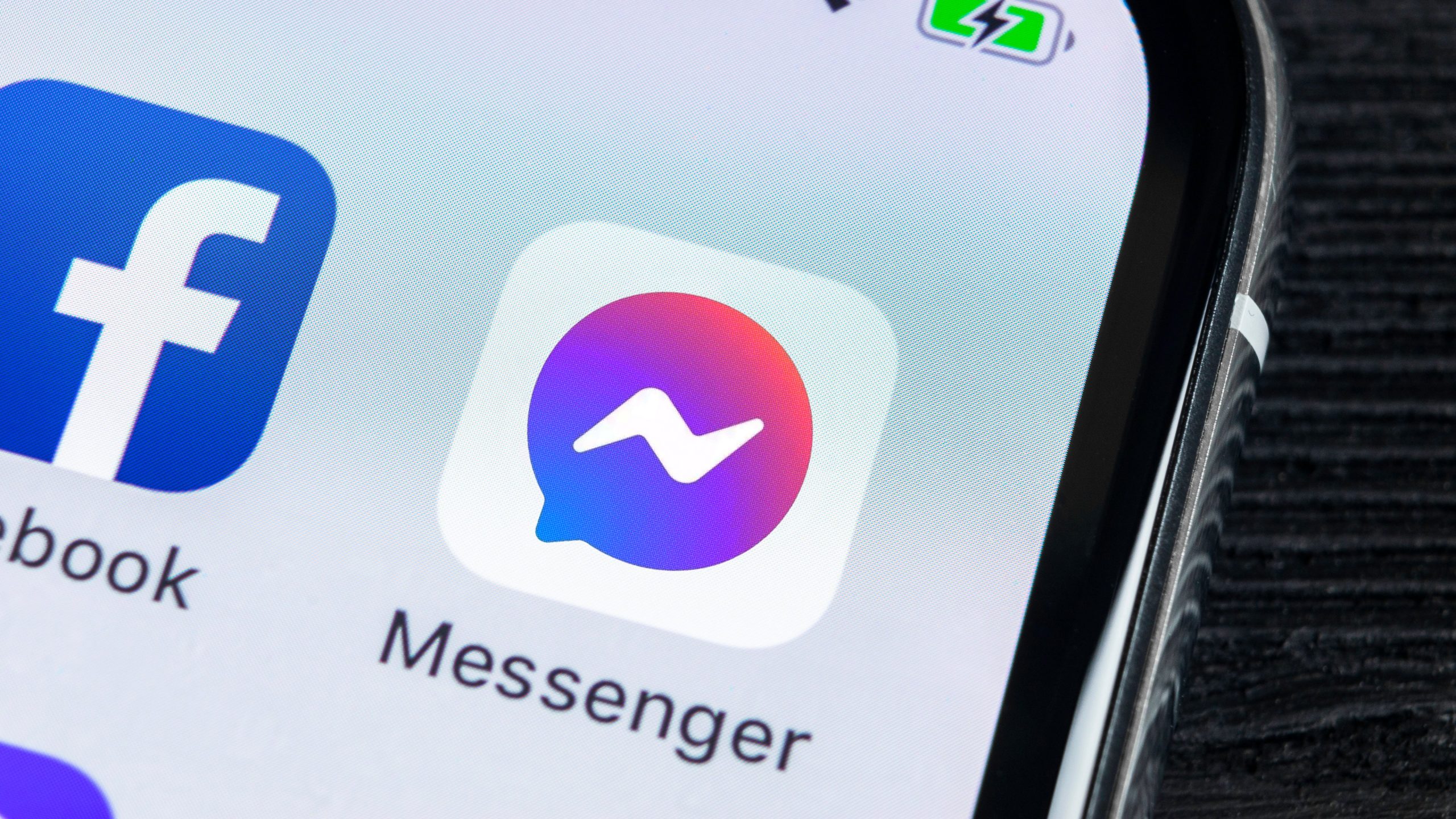 Facebook Messenger will now notify you when someone screen shots a disappearing message