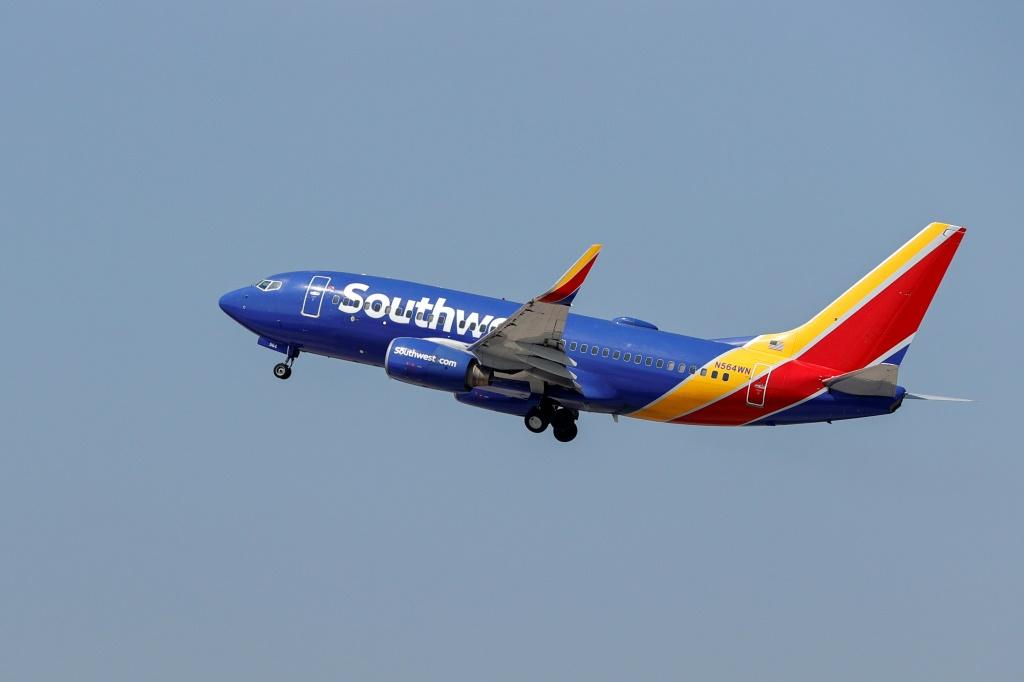 Woman booted off Southwest Airlines after she pulled her masks down to sip water