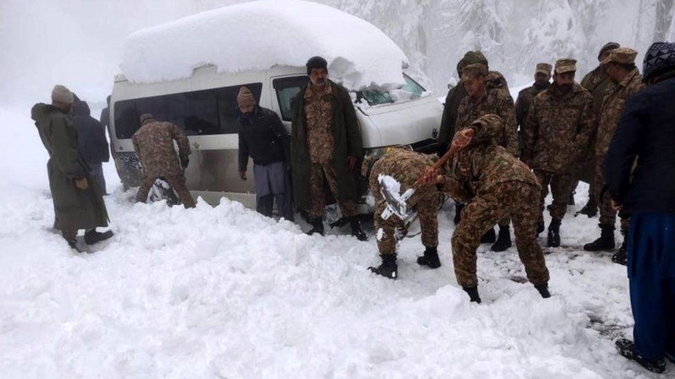 21 dead in Pakistan as heavy snow traps drivers in their vehicles