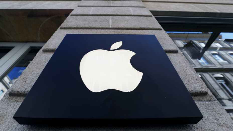 Apple halts product sales in Russia