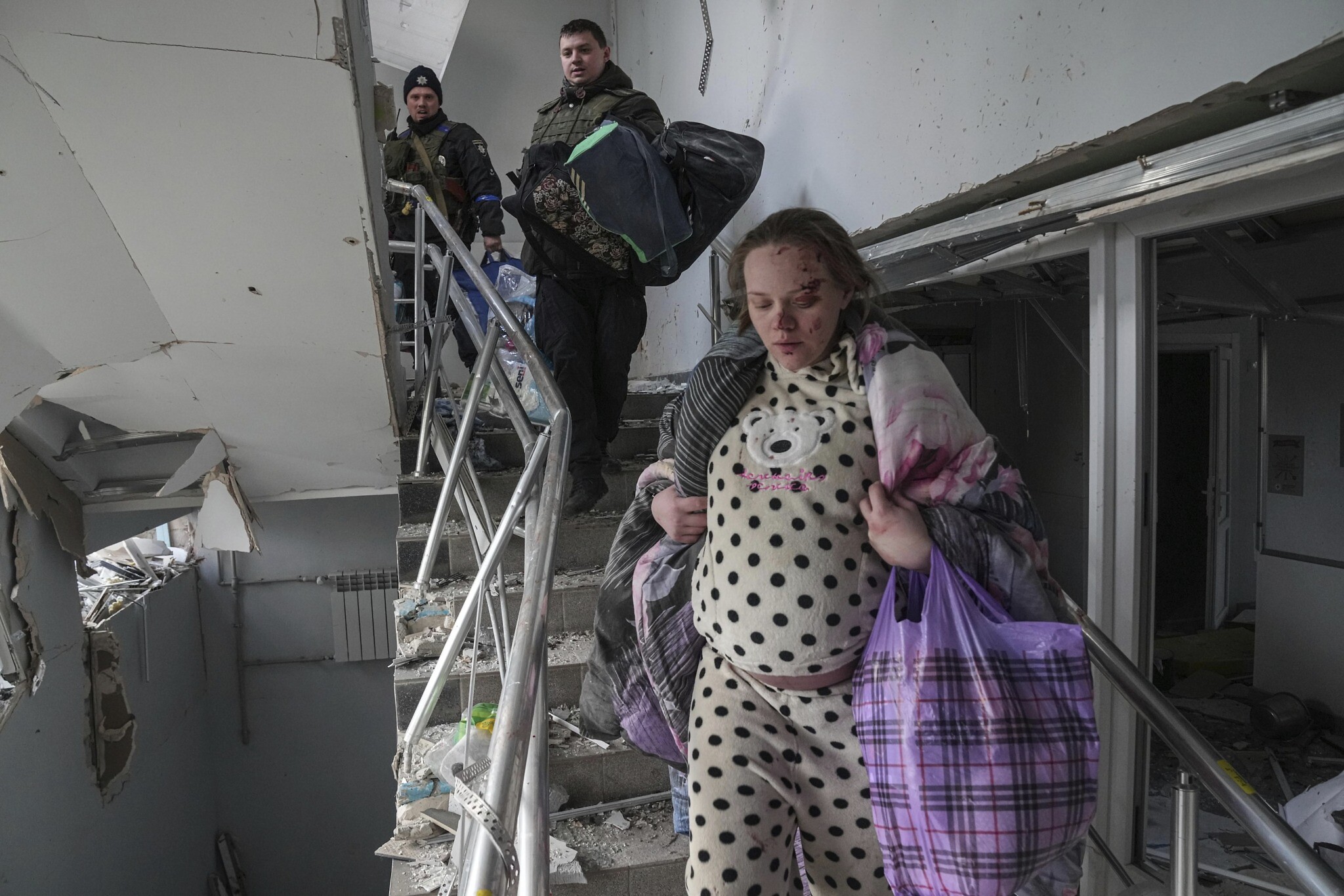 Russian airstrike devastated a maternity hospital; 17 reported hurt