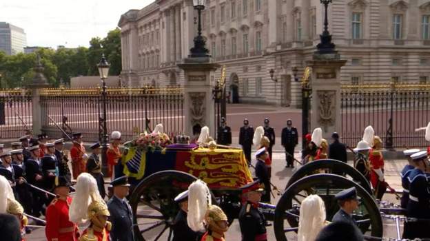 Queen passes palace home for last time