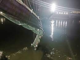 Dozens die in India after bridge collapse
