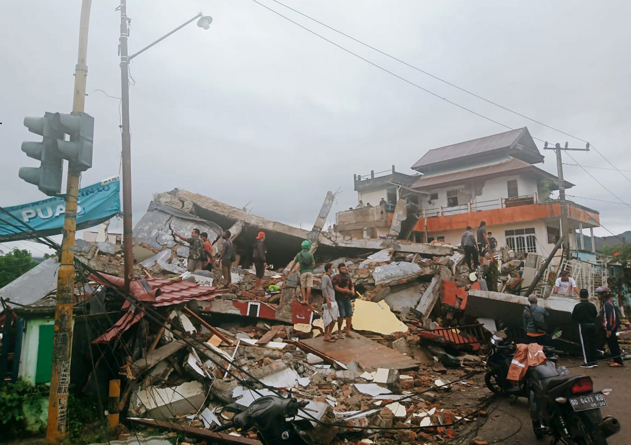 Update: Over 50 killed and 700 injured in Indonesian quake