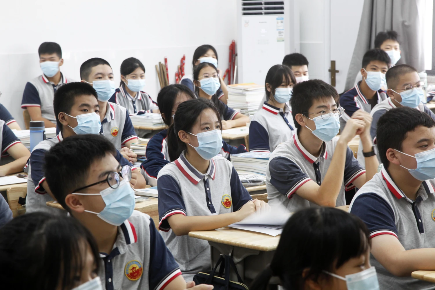 Shanghai orders schools to return online as Covid cases soar