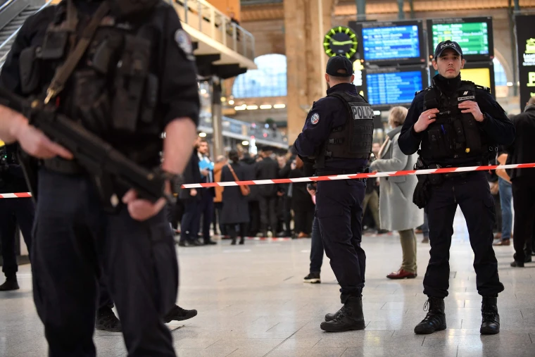6 stabbed at Paris train station