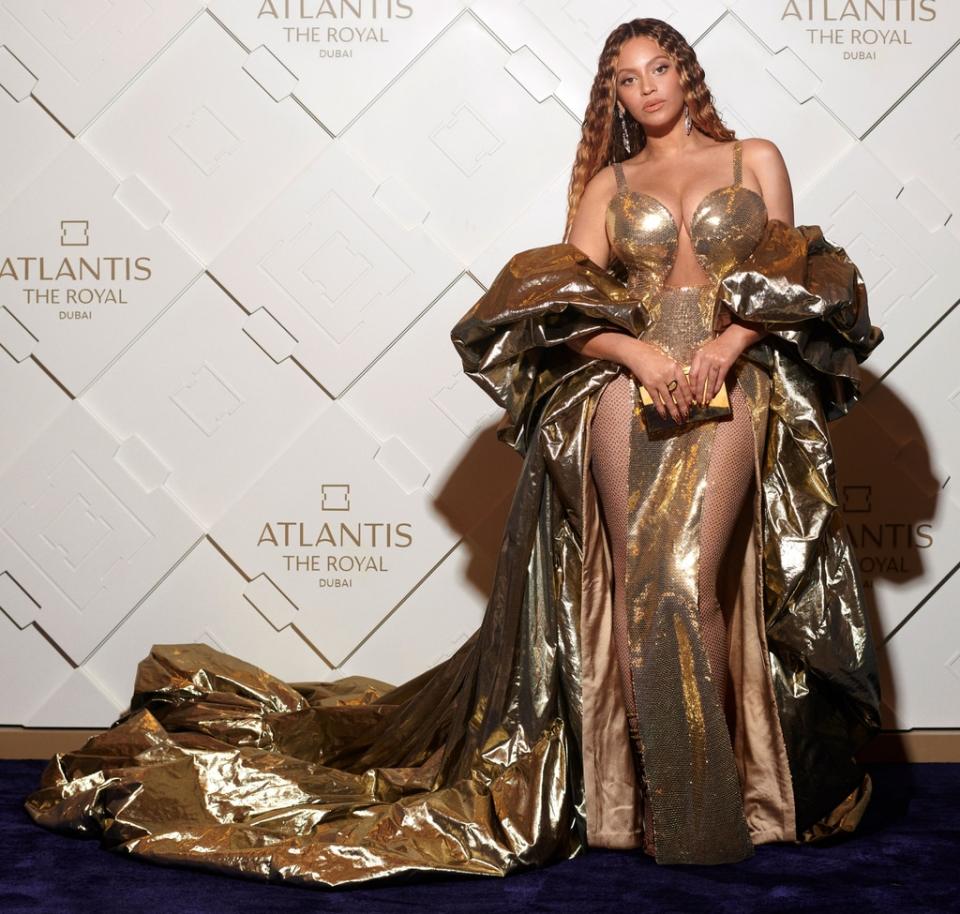 Beyonce glitters in gold in Dubai!!