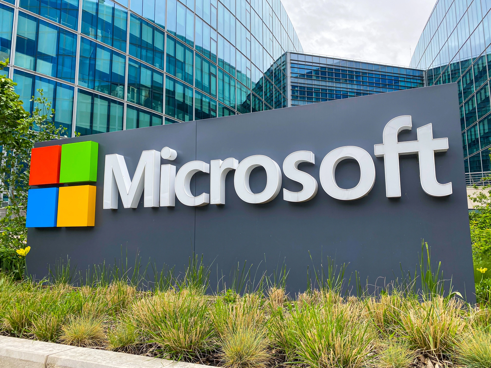 Microsoft working to end Outlook and Teams outage around world