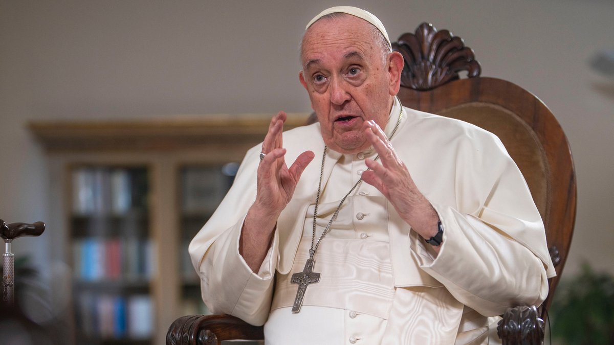 Pope Francis denounce anti-gay laws