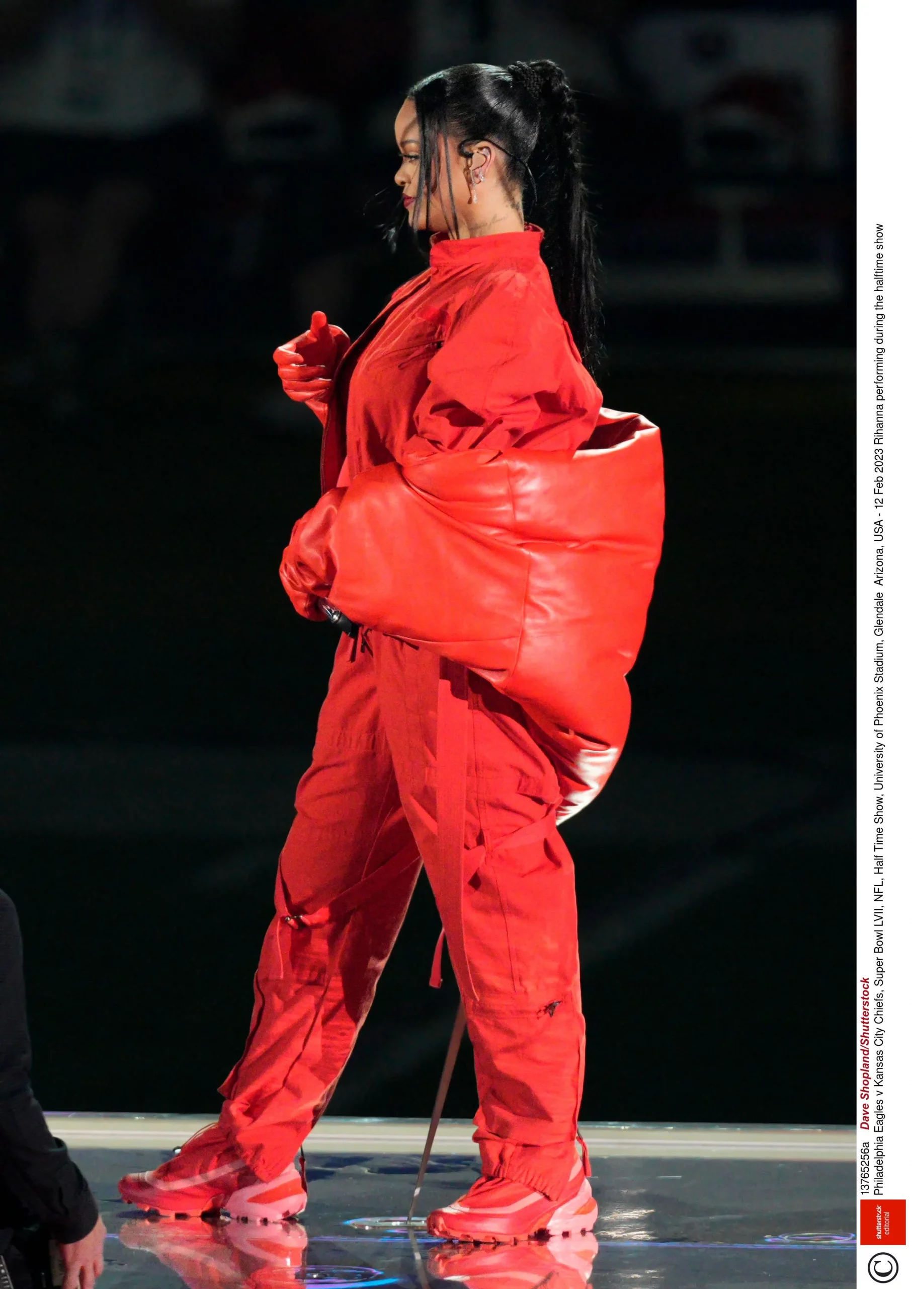 NFL half time performance – Rihanna debuts baby bump!