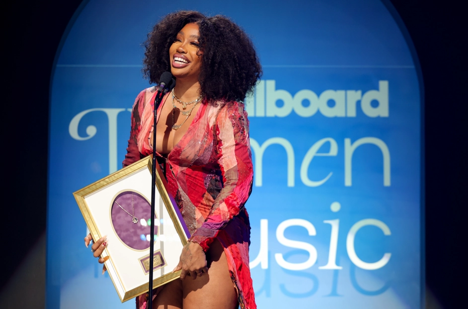 SZA accepts Billboard Women of the Year award