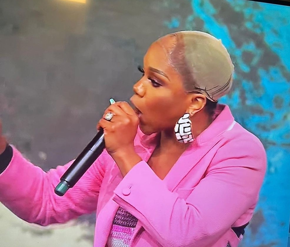 TD Jakes daughter loses wig while preaching!!