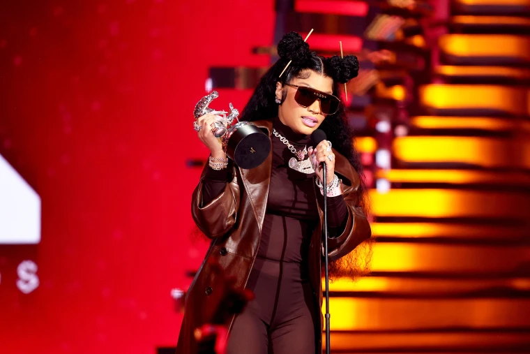 Nicki Minaj emcees, sings and wins at MTV VMAs while Diddy cops Global Icon award