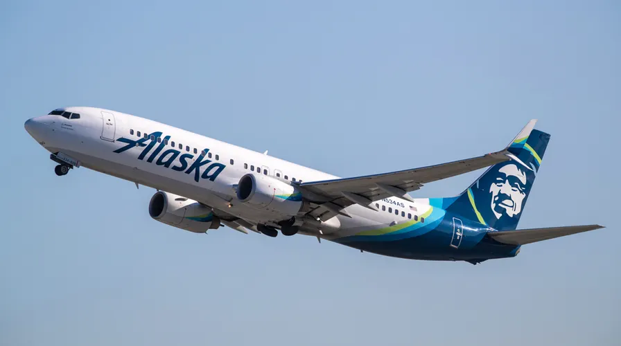Off-duty pilot accused of trying to crash Alaska Airlines flight