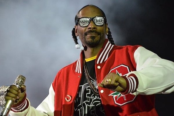 Snoop Dogg says he is giving up smoking