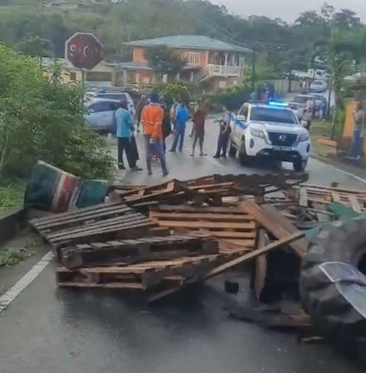 Early morning protest in Gran Couva over deplorable roads | WATCH