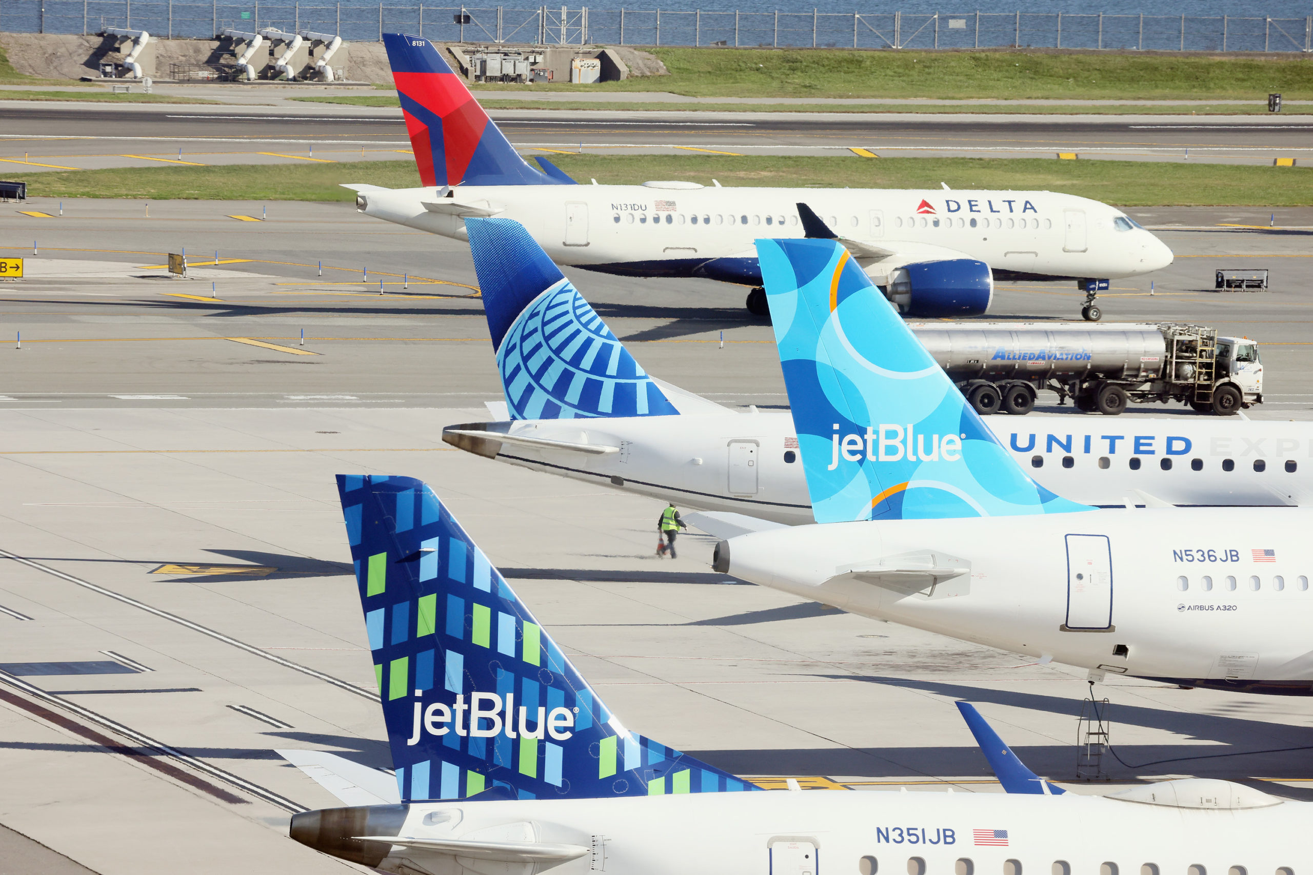 US mandates new airline refund rules, fee disclosures